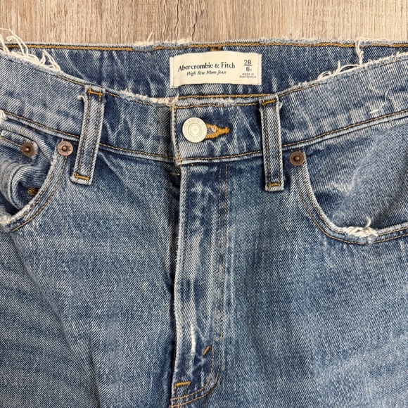 Abercrombie & Fitch High Rise Mom Jeans Distressed-size 28/6R *NEW w/o tags* - Picture 4 of 7